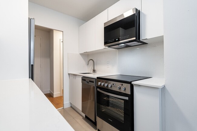 Building Photo - 1420 Kingston Rd Unit 303