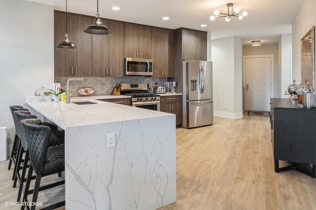 Photo - 3839 N Clark St Unit 105