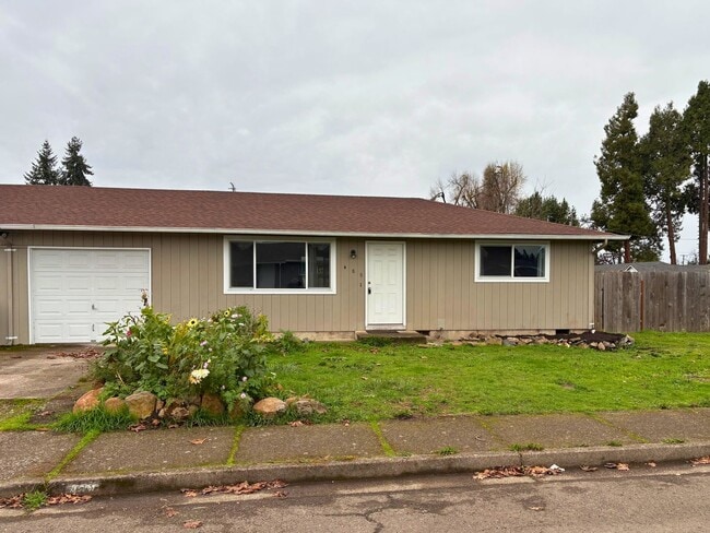 Building Photo - Springfield Duplex- 2 bedroom/1 bath updated Unit 488