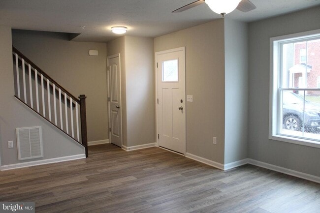 Photo - 642 N College St