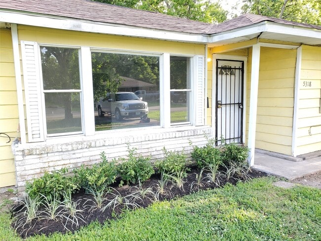 Photo - 5318 Doulton Dr
