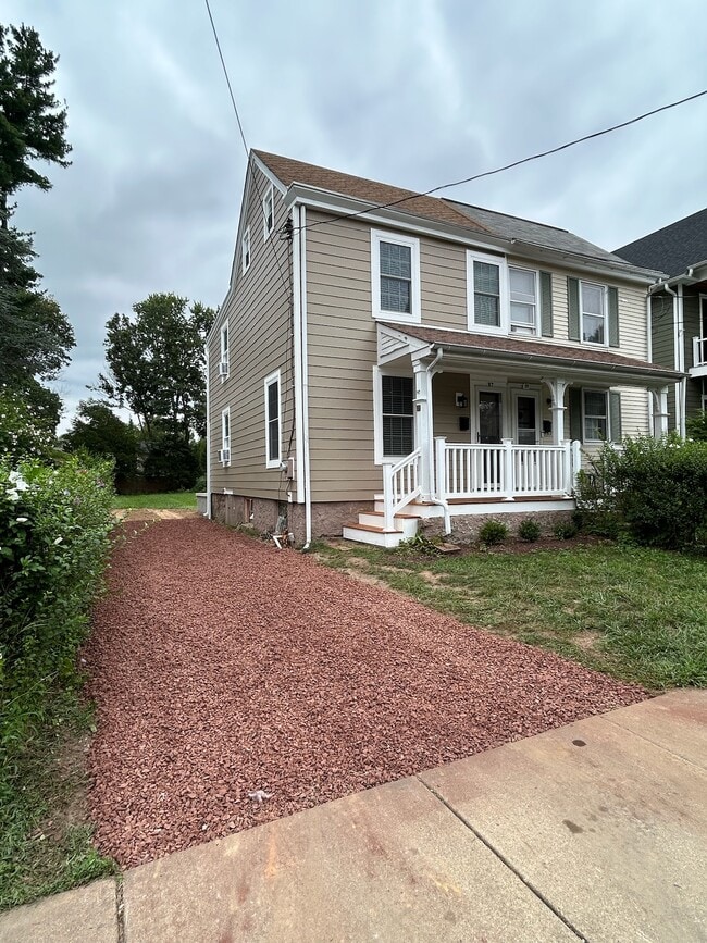 Off street parking - 97 Cottage St Rental