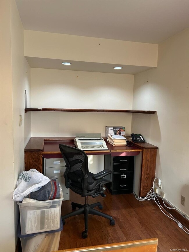 Building Photo - 37-32 75th St Rental
