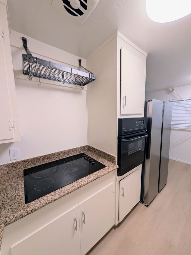 Building Photo - Remodeled two bedroom flat on the ground level Unit 1