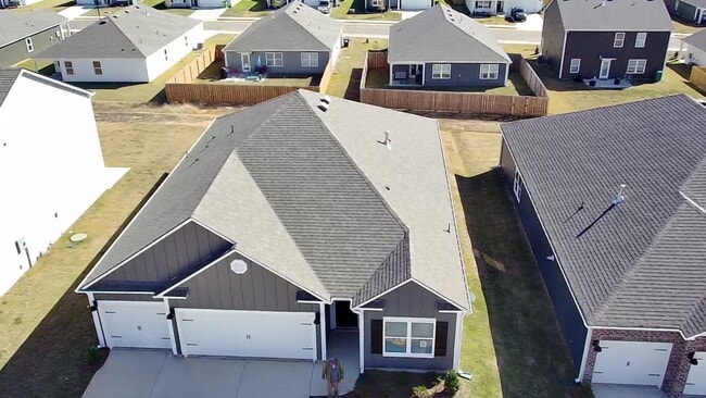 Photo - Springville Schools One Level 4 Bedroom / 3 Bathroom/ 3 Car Garage