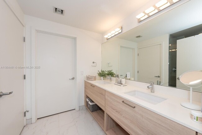 Photo - 16385 Biscayne Blvd