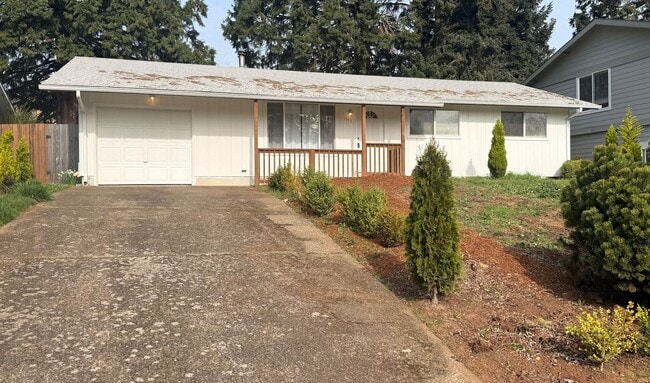 Building Photo - 1593 Skyline Way S