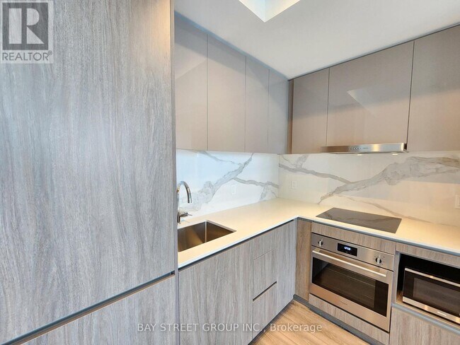 Photo - 28 Interchange Wy Unité 2203