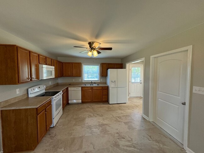 Photo - Charming 3-Bedroom Home in Nicholasville, 2 Car Garage! Fenced in Backyard!