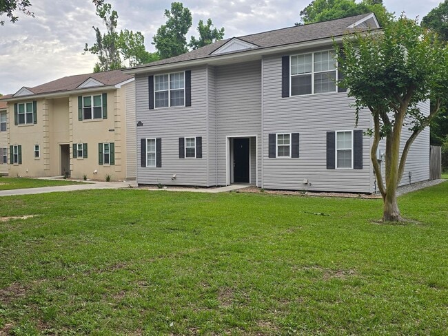 Building Photo - Townhome