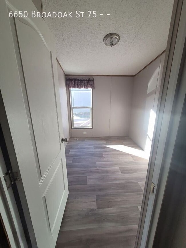 Photo - 6650 Broadoak St