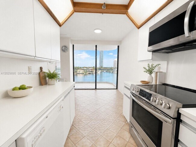 Photo - 19707 Turnberry Way Unidad 7F