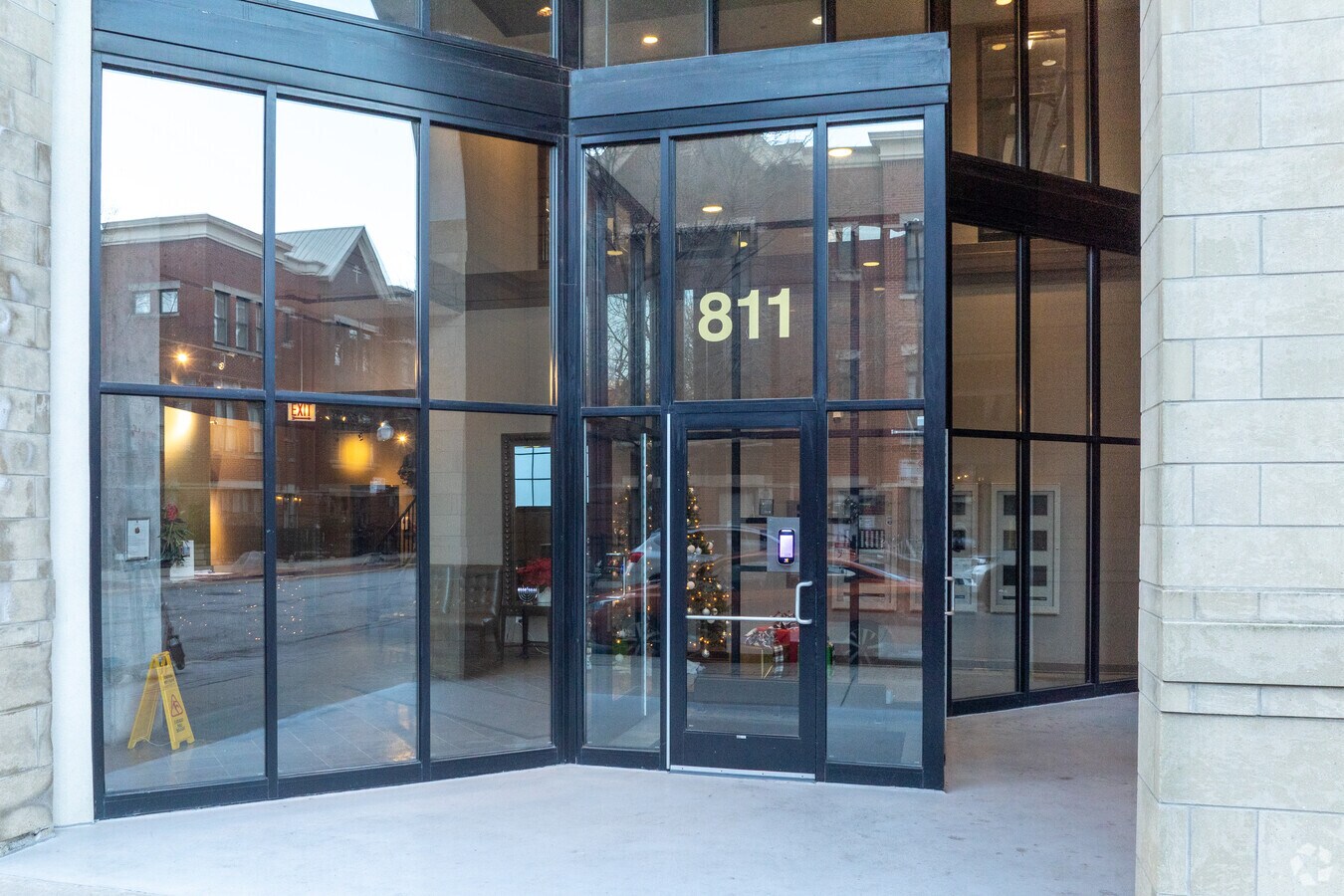 Entrance 811 - 815-833 W 15th Pl