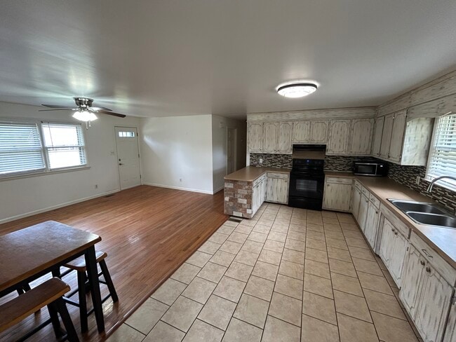 Photo - 3848 Davis Rd