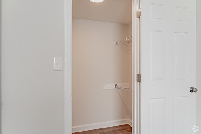2BR, 2BA - 1,068SF - Walk-In Closet
