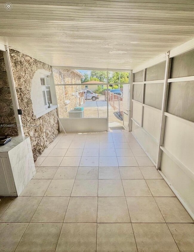 Building Photo - 1922 NW 4th St Unit B
