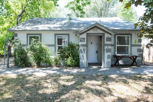 Building Photo - Quaint 4 Bed 2 Bath Home in Pocatello!