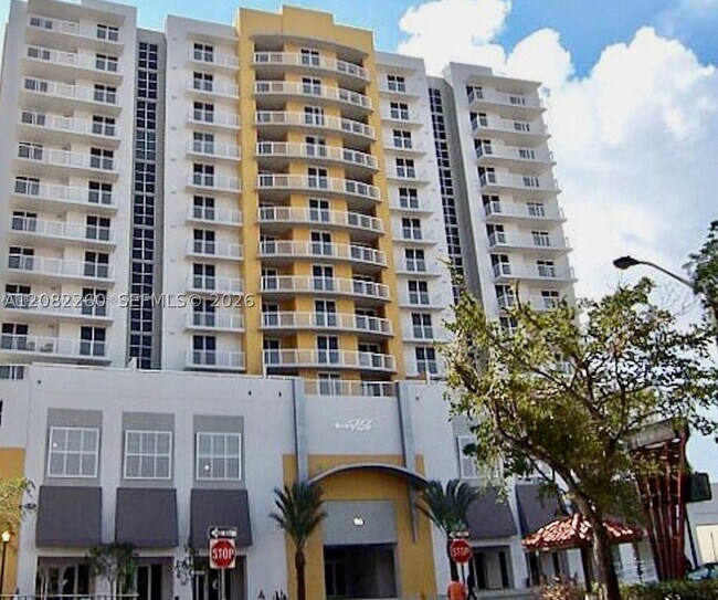 Building Photo - 900 SW 8th St Unit 808