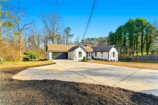 Building Photo - 1715 Crestline Dr NE