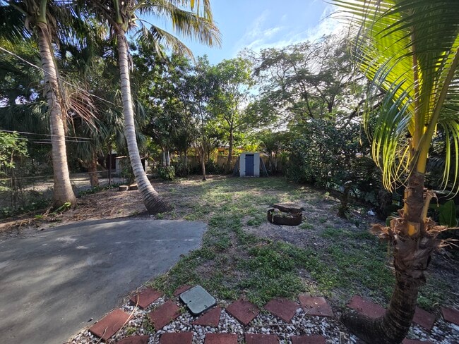 Building Photo - 898 NE 40th St