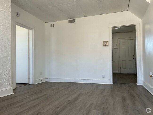 Building Photo - Charming & Spacious 2-Bedroom, 1 Bath Apar... Rental