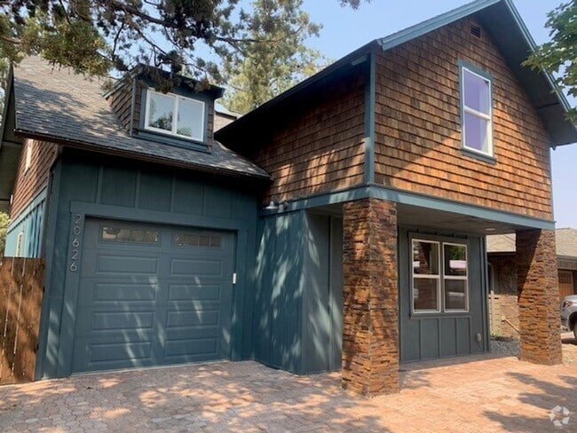 Building Photo - 3 Bed/2.5 Bath Single Family Home in NE Bend