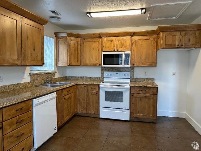 Building Photo - 976 S Freedom Blvd Rental