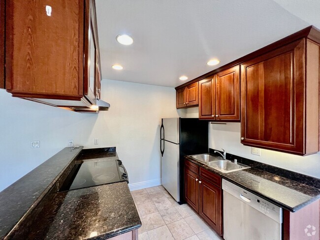 Building Photo - Gorgeous 1BD/1BA condo available for lease... Unit 131