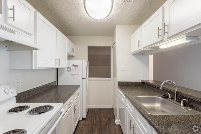 2BR, 2BA -974sqft