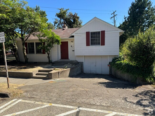 Building Photo - Charming 2 Bedroom 1 Bath on Campus! Rental