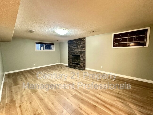 Photo - 10423-10440 40 Ave NW