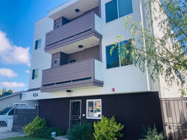 Building Photo - 924 Gaviota Ave