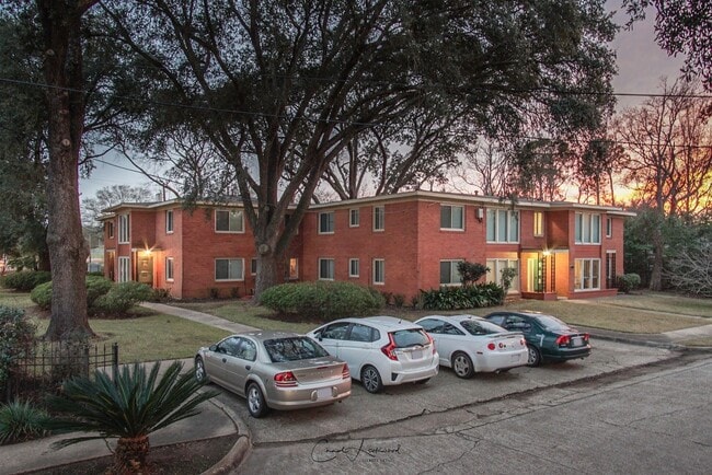 Building Photo - Spacious 2 bedroom 1 bath **$300 OFF 1ST MONTH Unit 3804C-Madison Park Apartments