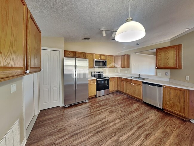 Photo - 700 Kenmoore Ct