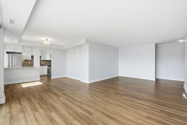 Photo - Bright Top-Floor 2BR Condo in The Whitehall with Garage Parking! Unidad 902