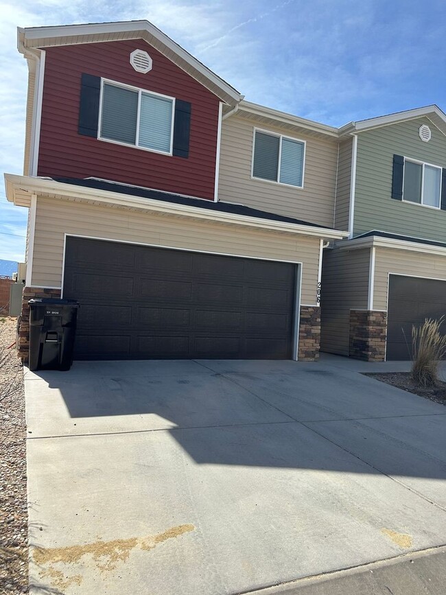 Building Photo - Charming Townhome