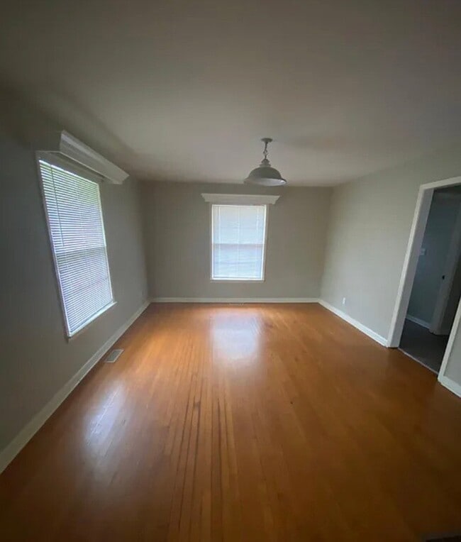 Photo - 1402 Lowell Dr SE