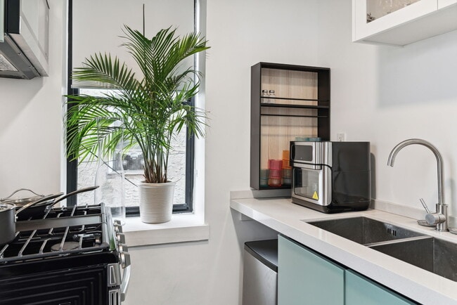 kitchen - 411 E Girard Ave Unit 1