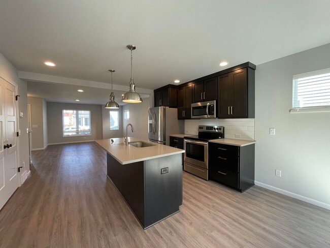 Photo - 2555 Spark St
