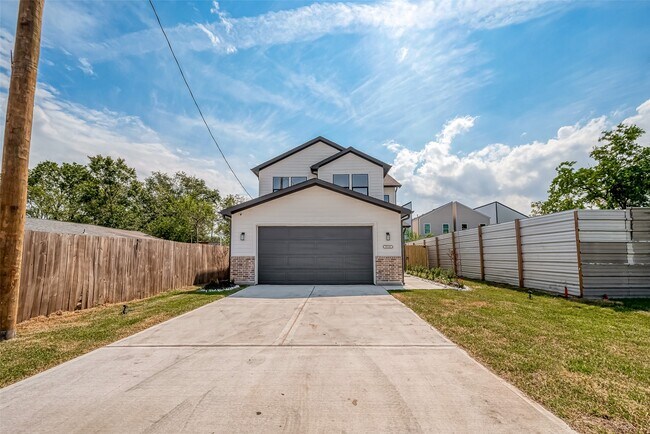 Photo - 8128 Chateau St
