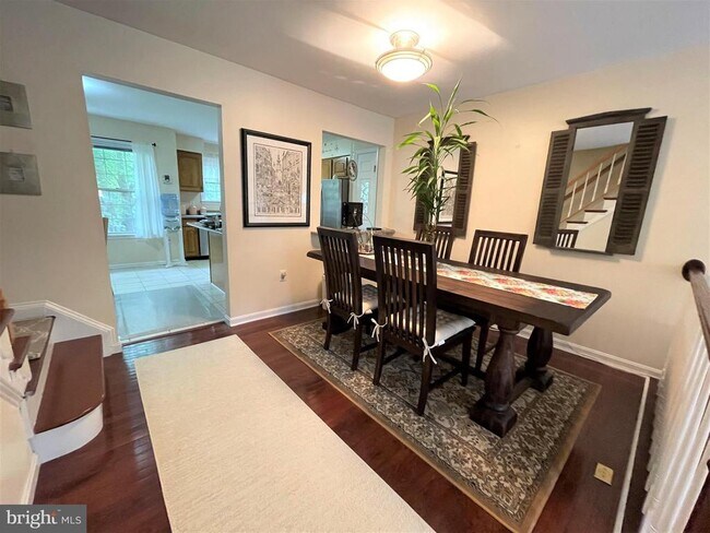 Photo - 5 Martins Square Ln