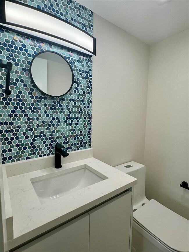 Photo - 2457 Collins Ave Unit 203