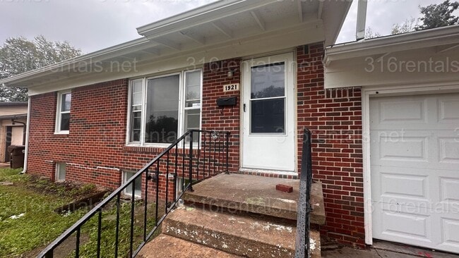 Photo - $1250 - 3 bed 1 bath with basement - Singl...