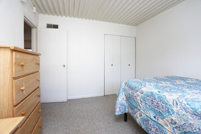 2 BR, 1 BA - bedroom 1 - 102 N Gregory St Unit 102N.Gregory