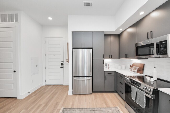 Building Photo - 15635 Memorial Dr Unit 168