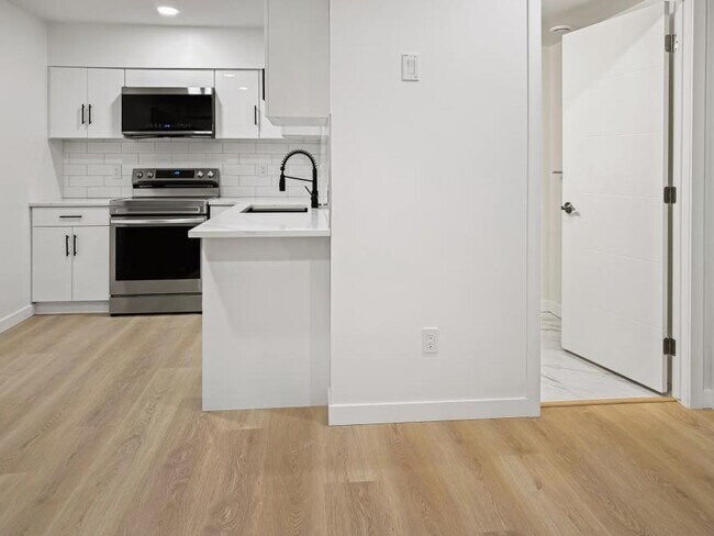 Photo - 1.0 bedroom in Edmonton Alberta T6W 1A4 Unit Lower