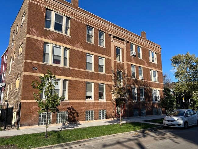 Building Photo - 4040 W Dickens Ave