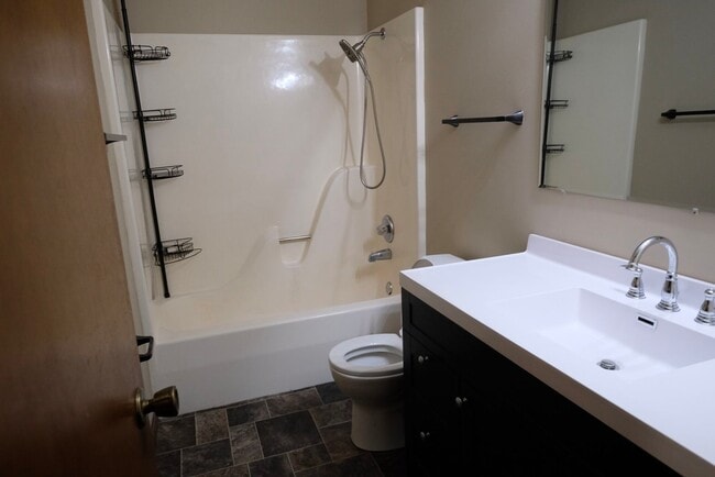 Photo - Full Featured Upper 2 Bed, 2 Bath, Garage and Pool Unidad 2010 #3