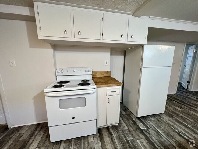 Building Photo - Recently updated basement apartment ready ... Unit B