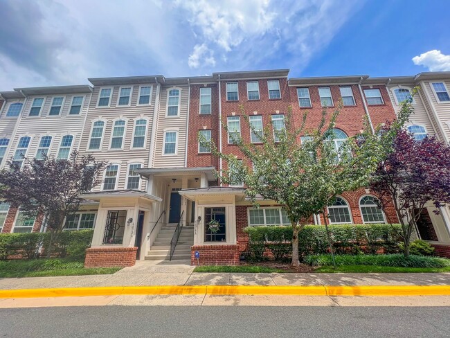 Lavish 3 Bed 2.5 Bath Brick Townhome In Ce... - Lavish 3 Bed 2.5 Bath Brick Townhome In Ce...